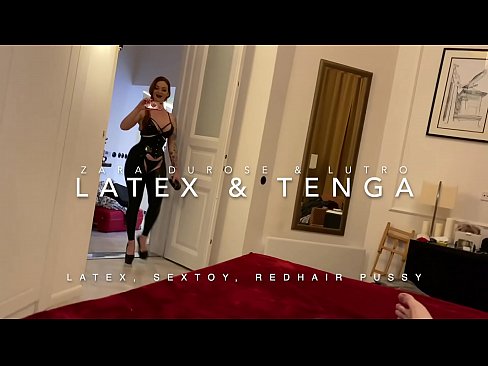 ❤️ Ngoanana e monyane ea nang le hlooho e khubelu ea apereng seaparo sa latex se kentsoeng ke ntate oa bobeli ho st.xsexshop.ru ❌️❤